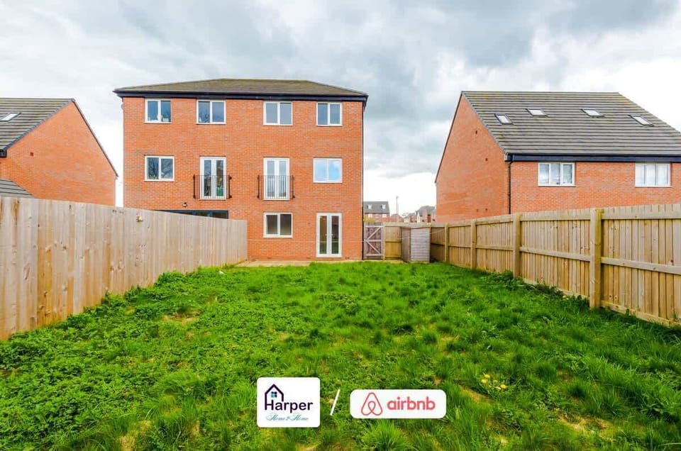 Stylish exterior with a private driveway and front garden.
Set in a peaceful neighbourhood, perfect for relaxing stays.