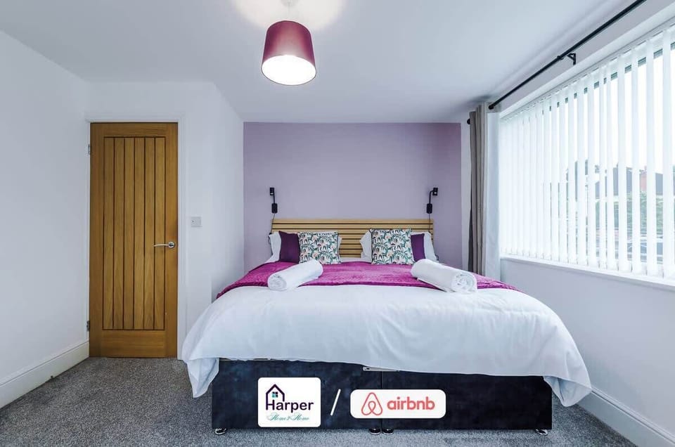 Bright & Elegant Bedroom
This stylish double room features soft tones, large windows, and plush bedding for a restful stay. Complete with wardrobe, dresser, and full-length mirror for added convenience.