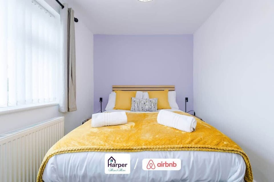 Warm & Inviting Bedroom
Enjoy a peaceful night’s rest in this cosy double room featuring soft lighting, plush bedding, and cheerful yellow accents — perfect for comfort and relaxation.