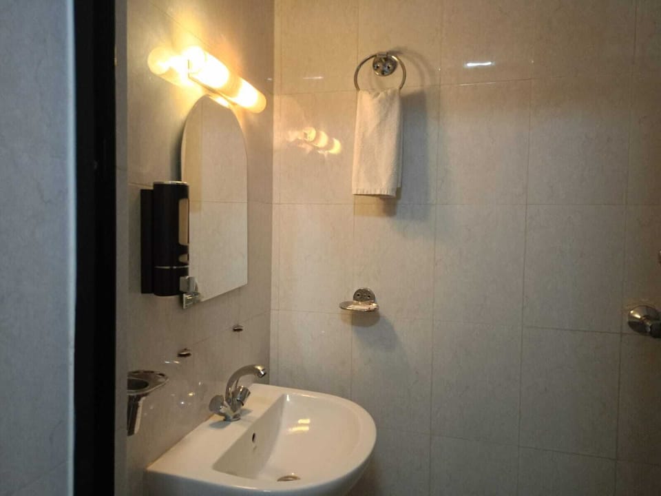 Standard Single Room, Non Smoking | Bathroom | Shower, rainfall showerhead, free toiletries, hair dryer