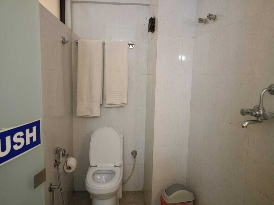 Standard Double Room, Non Smoking | Bathroom | Shower, rainfall showerhead, free toiletries, hair dryer