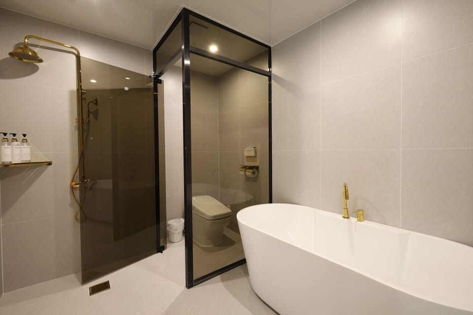 Superior Double Room | Bathroom | Free toiletries, hair dryer, slippers, bidet