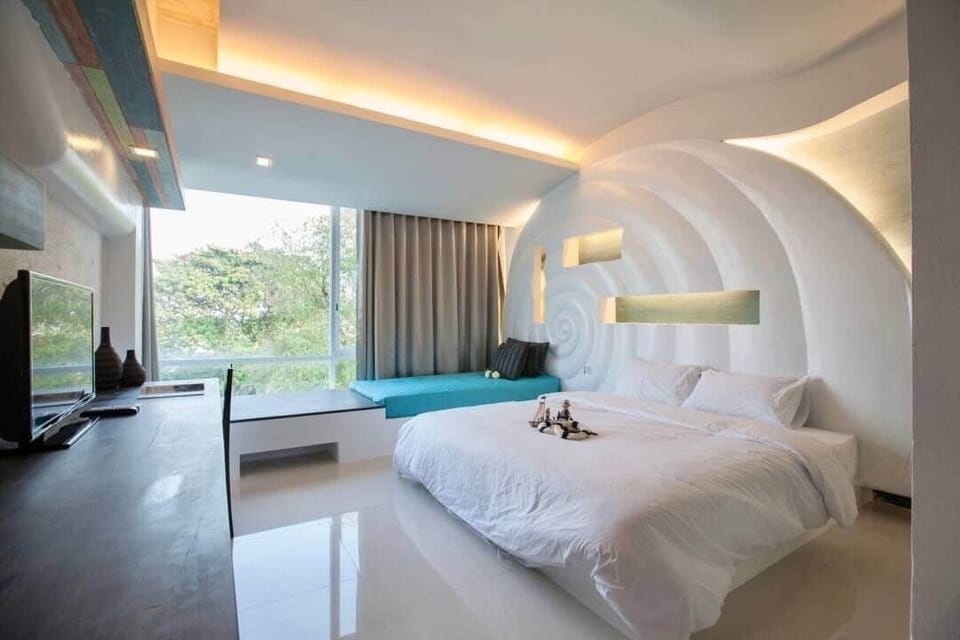 Deluxe Room, 1 King Bed | Desk, laptop workspace, WiFi (free), individually decorated