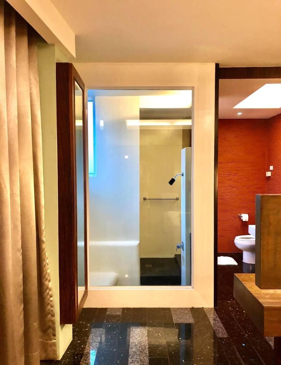 Superior suite | Bathroom | Shower, hydromassage showerhead, free toiletries, towels