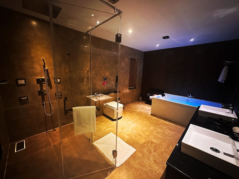 Luxury Suite, Jetted Tub, Mountain View | Bathroom | Shower, free toiletries, hair dryer, slippers