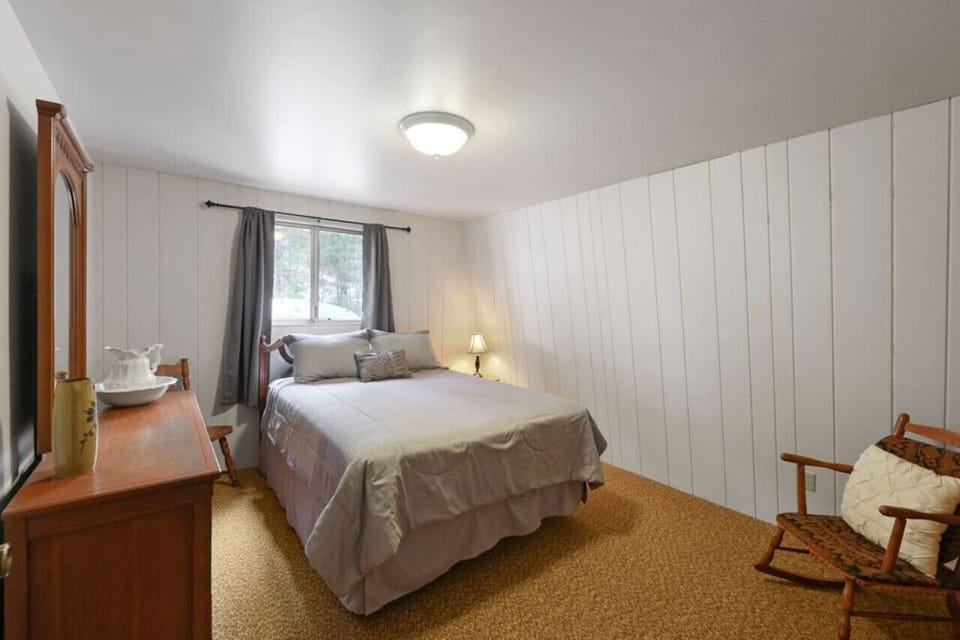 Bedroom with queen bed