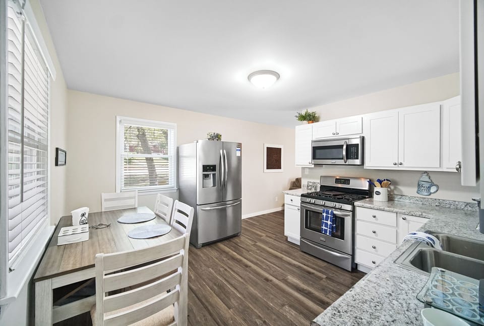 Dining Room Table can sit 6