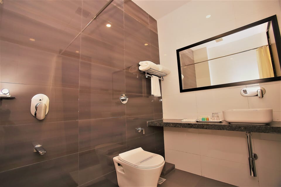 Premium Double Room, City View | Bathroom | Shower, towels, soap, shampoo