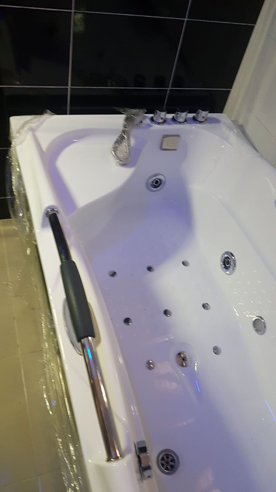 Deluxe Double Room, Courtyard View | Bathroom | Free toiletries, towels, soap, toilet paper