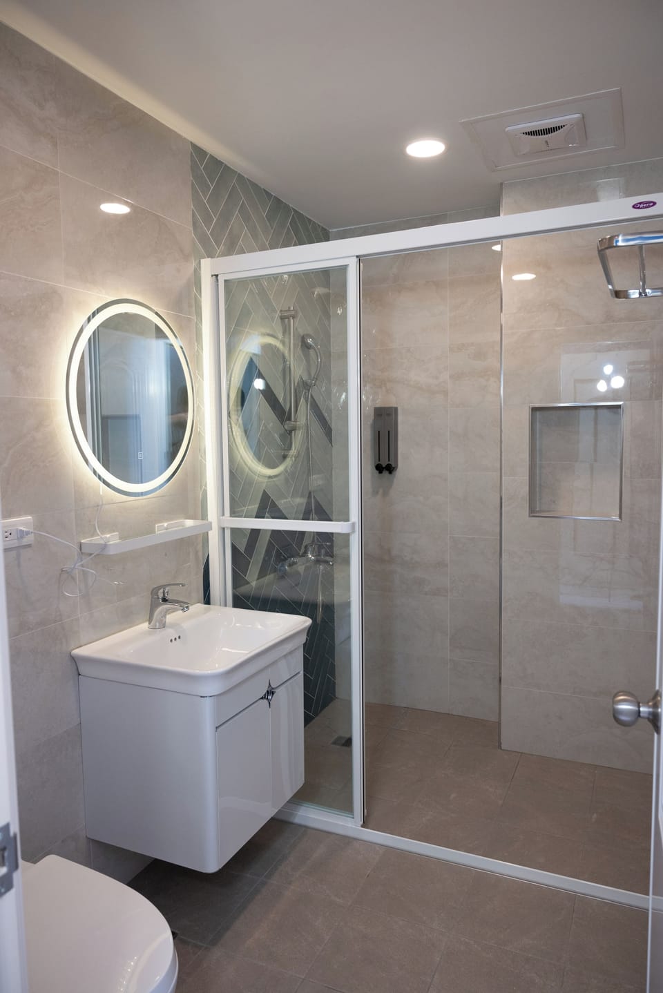 Premium Quadruple Room | Bathroom | Shower, free toiletries, hair dryer, slippers