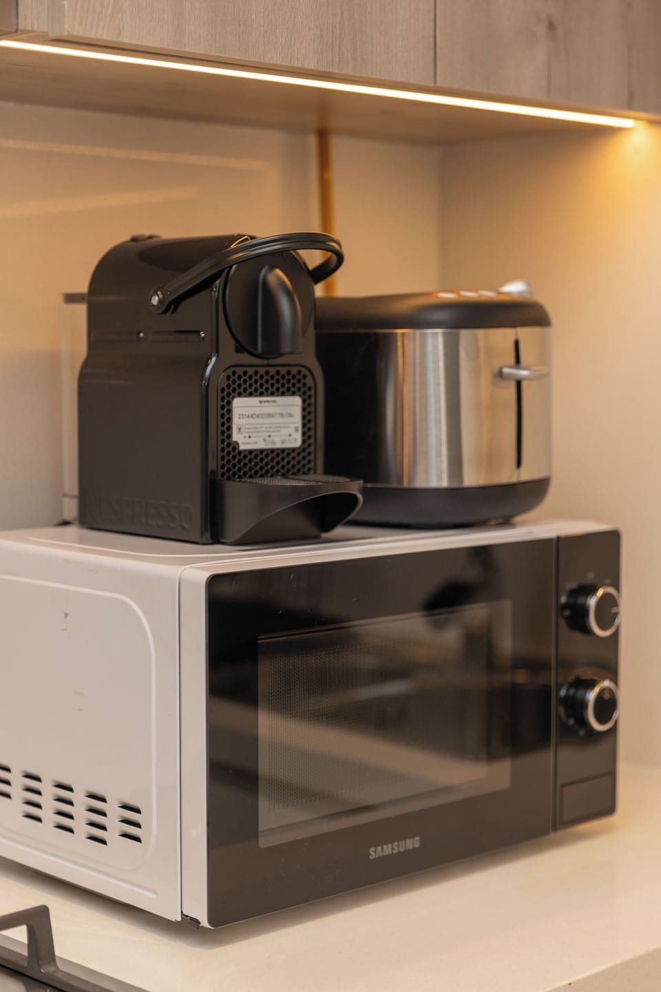 Deluxe Apartment, Balcony, Marina View | Private kitchen | Fridge, microwave, oven, espresso maker