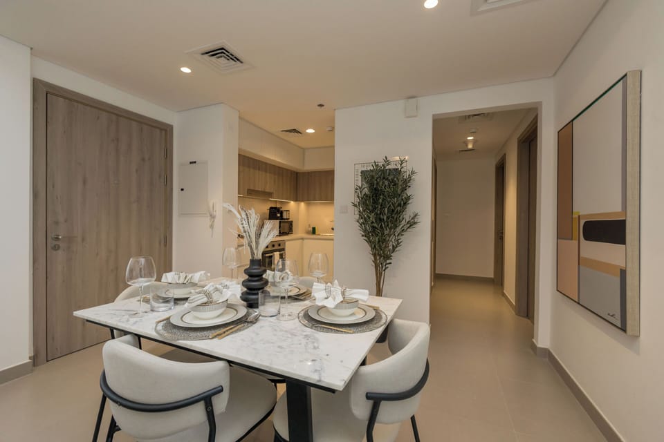 Deluxe Apartment, Balcony, Marina View | Dining room