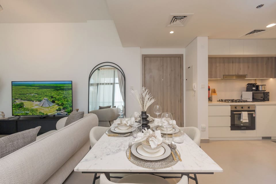 Deluxe Apartment, Balcony, Marina View | Dining room