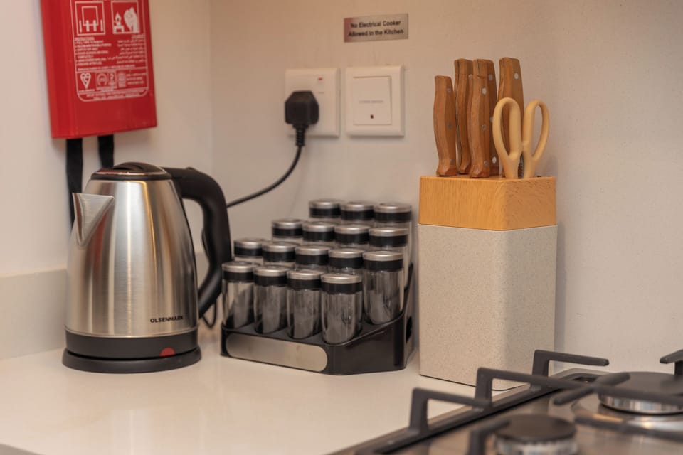 Deluxe Apartment, Balcony, Marina View | Private kitchen | Fridge, microwave, oven, espresso maker