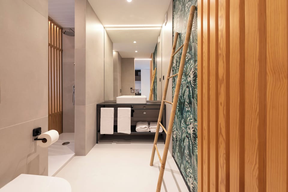 Superior Room with Balcony | Bathroom | Shower, rainfall showerhead, free toiletries, hair dryer