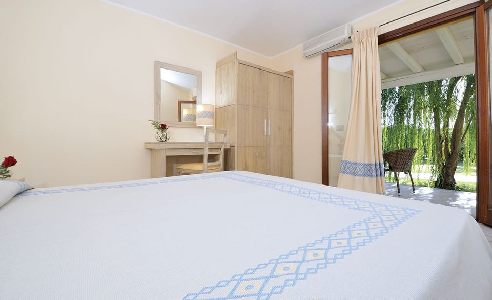 1 bedroom, cribs (surcharge), bed sheets