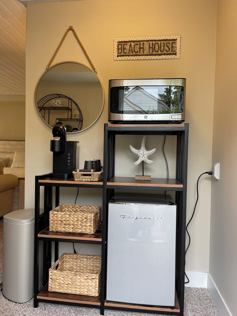 Entrance/wet bar area