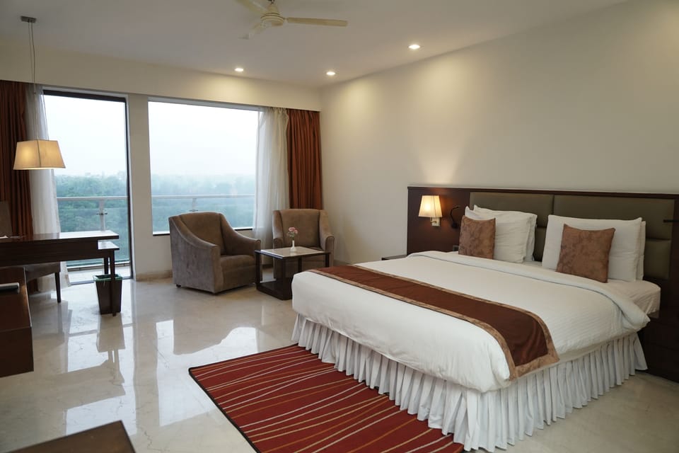 Club Double Room | Down comforters, pillowtop beds, in-room safe, desk