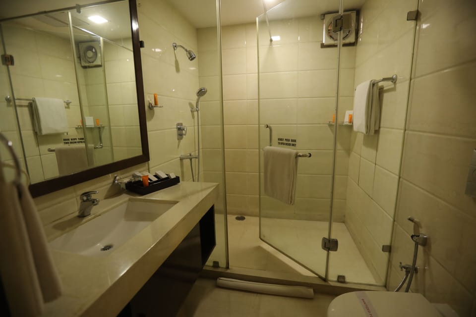 Shower, rainfall showerhead, free toiletries, hair dryer