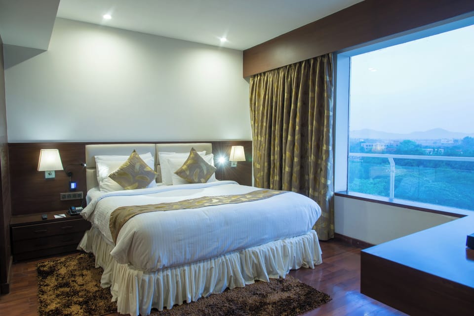 Executive Suite, 1 Queen Bed | Down comforters, pillowtop beds, in-room safe, desk