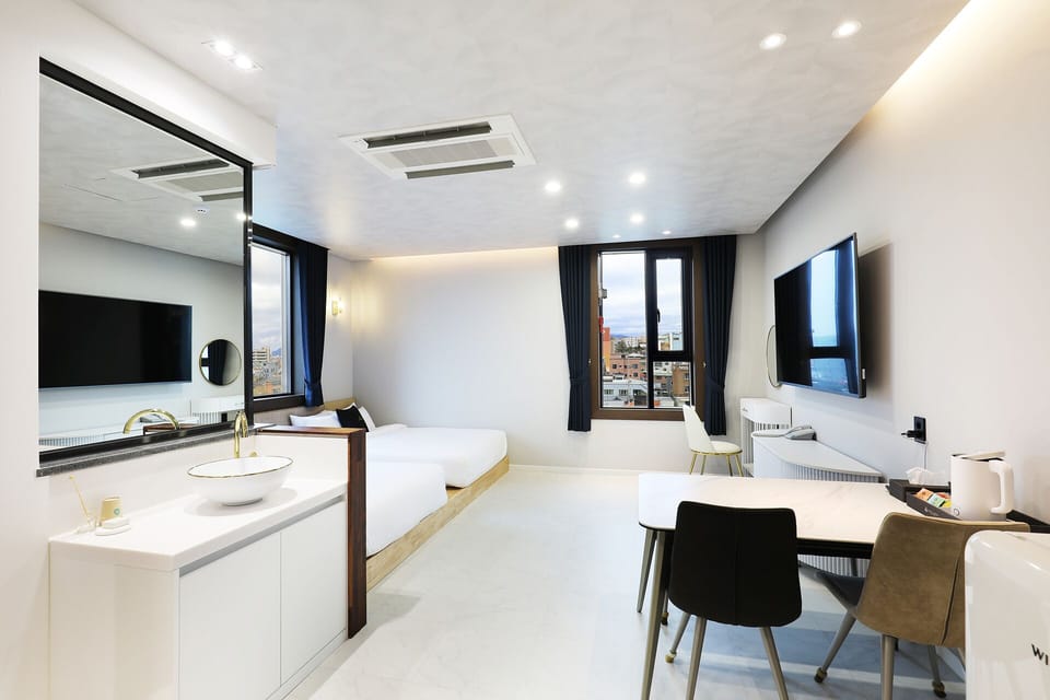 Deluxe Twin Room | Laptop workspace, free WiFi, bed sheets