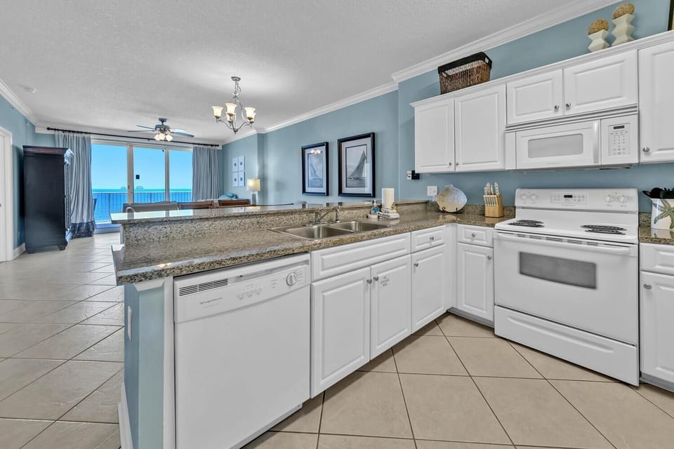 Condo, 1 King Bed with Sofa bed (Emerald Isle Resort 1504) | Private kitchen | Oven, toaster