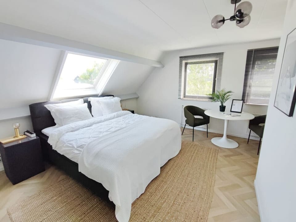 Overview room 1. Bright and clean. Bathroom ensuite.