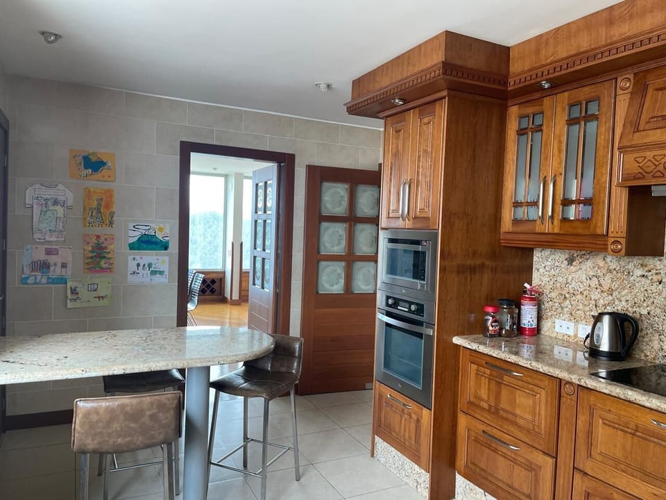 Full kitchen