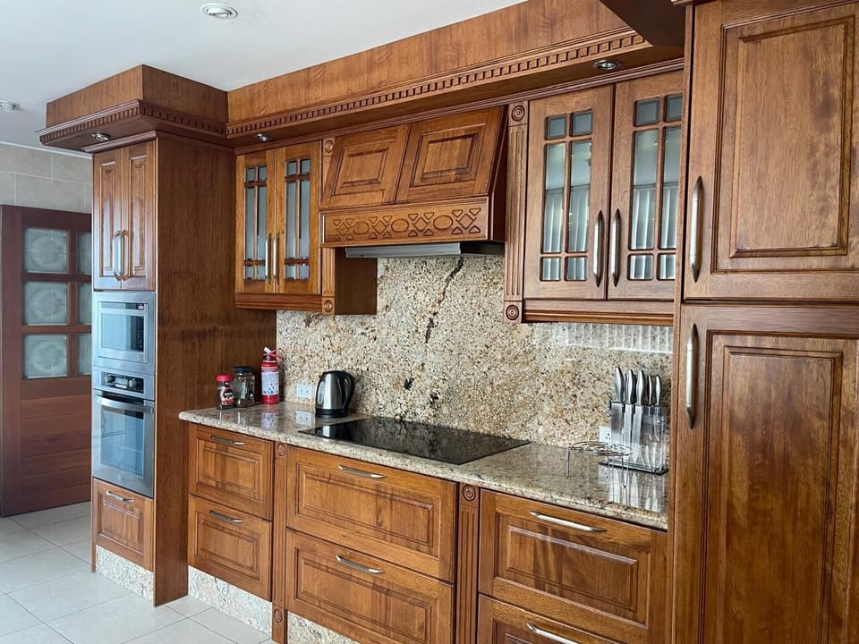 Full kitchen w/stove, oven, microwave oven, kettle, pots/pans, tableware for 6