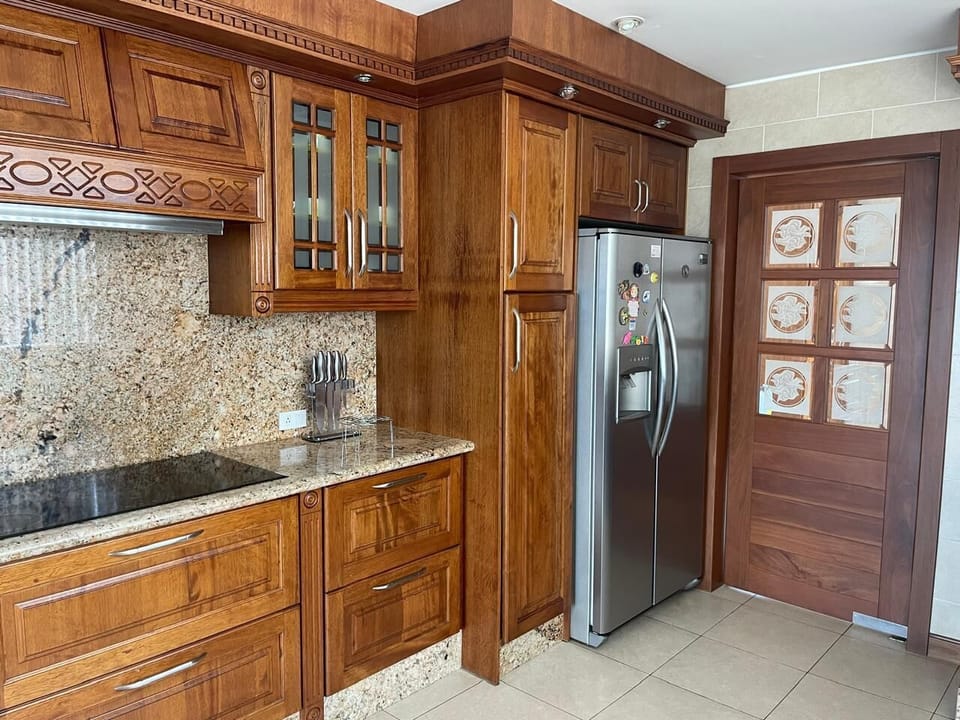 Full kitchen, stove and fridge