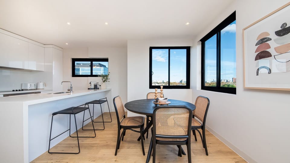 Breakfast Bar seating for 2 and dining for 4