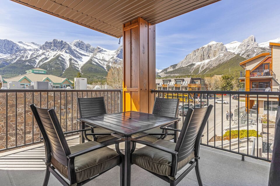 Phenomenal views of the surrounding mountains from the corner balcony