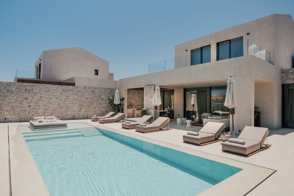 Private pool & outside furniture