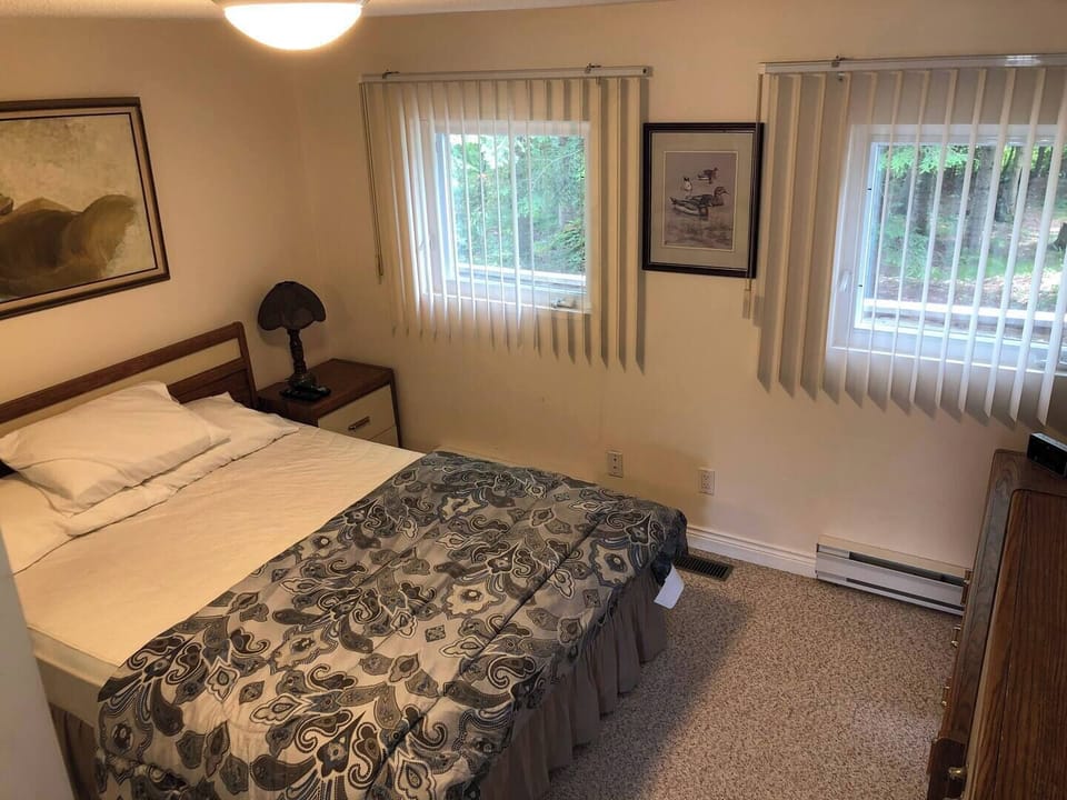 Bedroom - queen bed