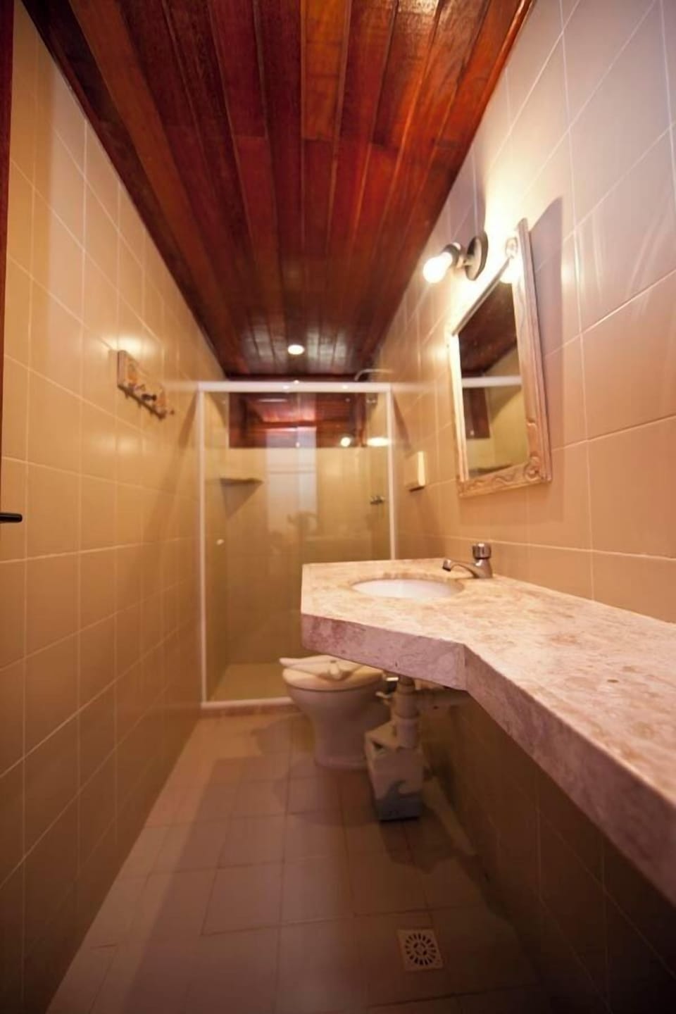 Quarto duplo com varanda | Bathroom | Shower, towels