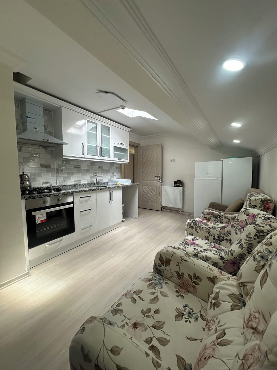 Deluxe Condo, Mountain View | Living area | 37-inch LED TV with satellite channels