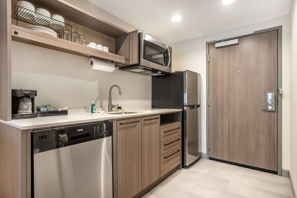 Studio Suite, 2 Queen Beds | Private kitchen