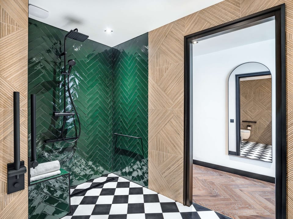 Room, 1 Queen Bed | Bathroom shower