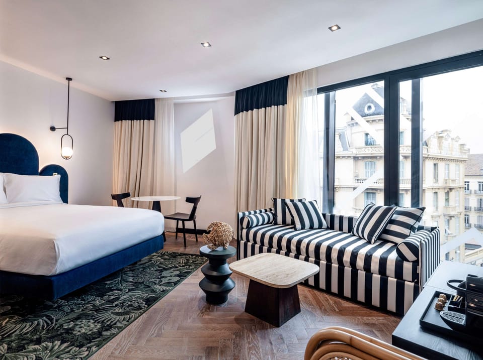 Junior Suite, 1 King Bed, Non Smoking | Minibar, in-room safe, desk, laptop workspace
