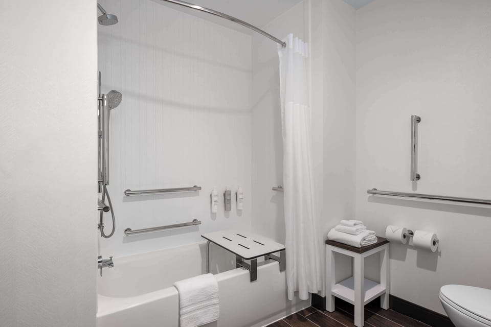 Room, 1 King Bed, Accessible, Bathtub | Bathroom