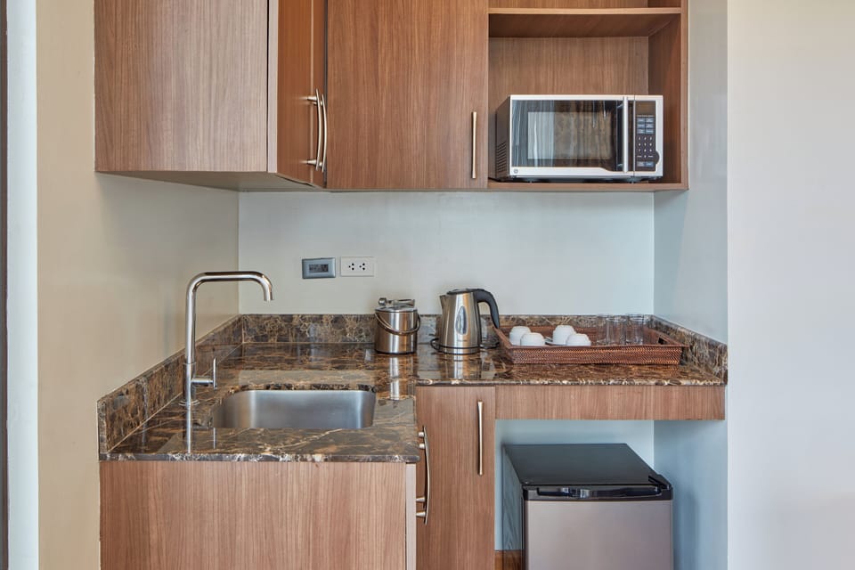 Suite, 2 Bedrooms, Kitchenette, Pool View (Dining) | Private kitchenette | Electric kettle