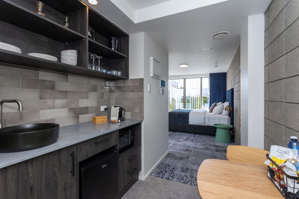 Deluxe Studio, City View | Egyptian cotton sheets, premium bedding, soundproofing