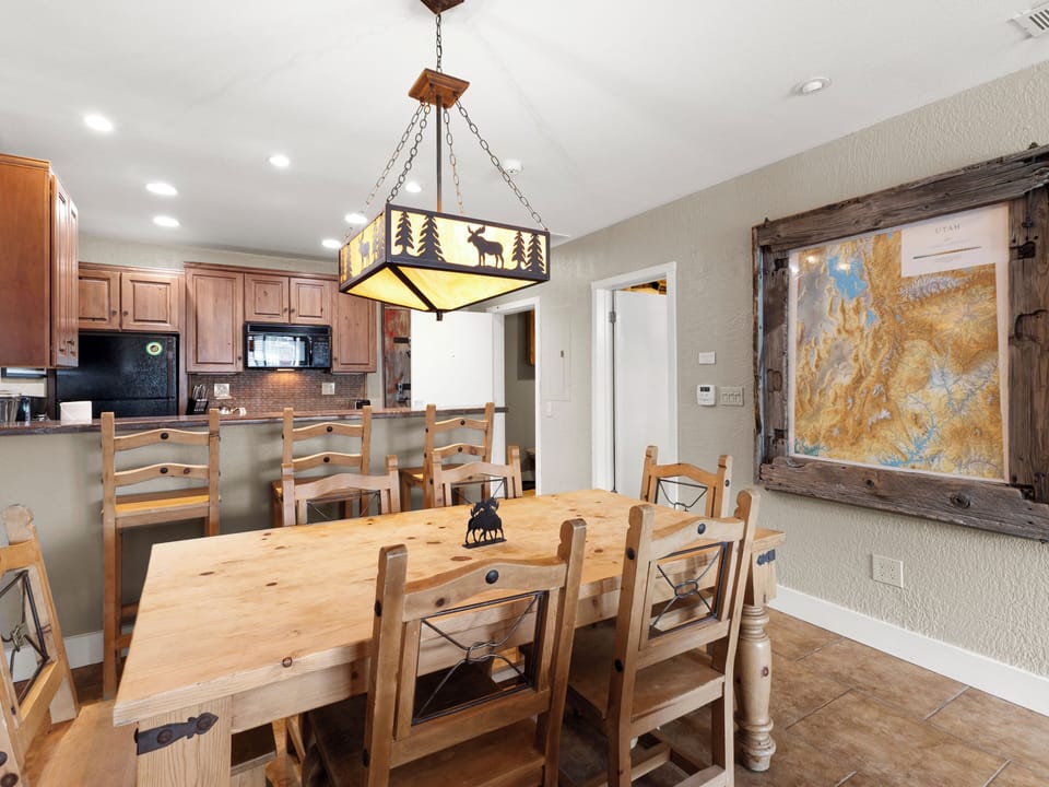 Kitchen / Dining Table for 6 / 3 Barstools