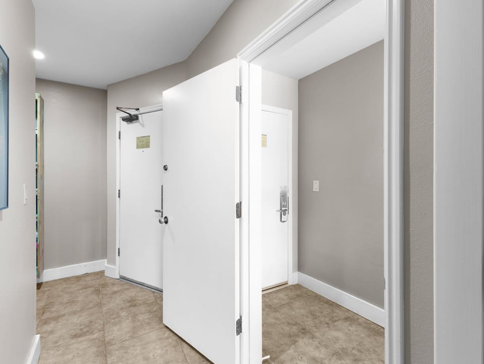 Entry / Lock-off Door between bedrooms