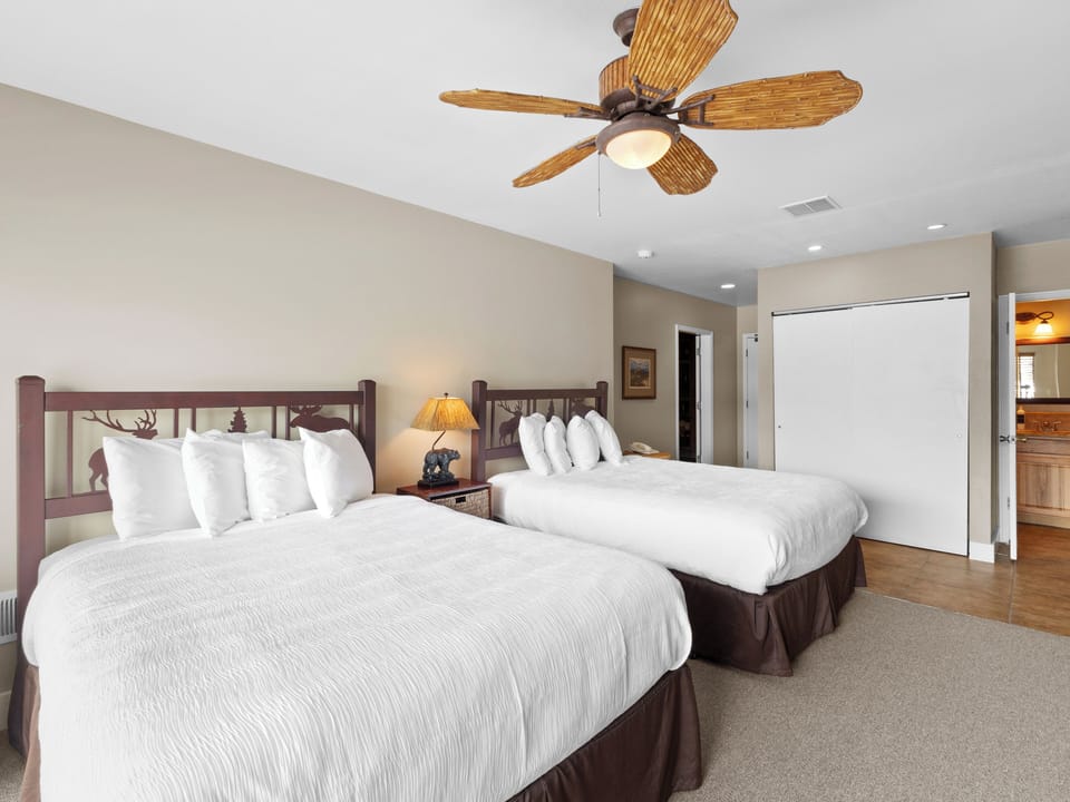 Two Queen Beds / Living Area