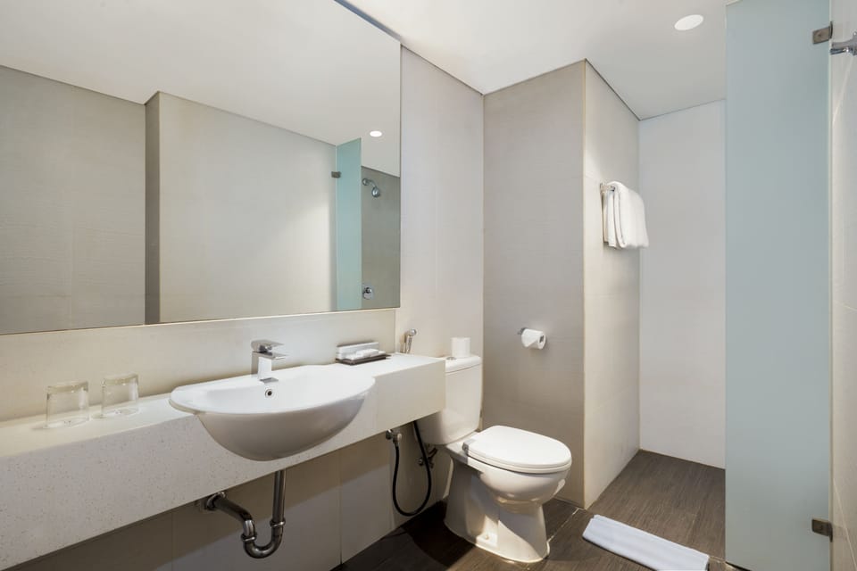 Express Super Queen Room | Bathroom | Shower, rainfall showerhead, hair dryer, slippers