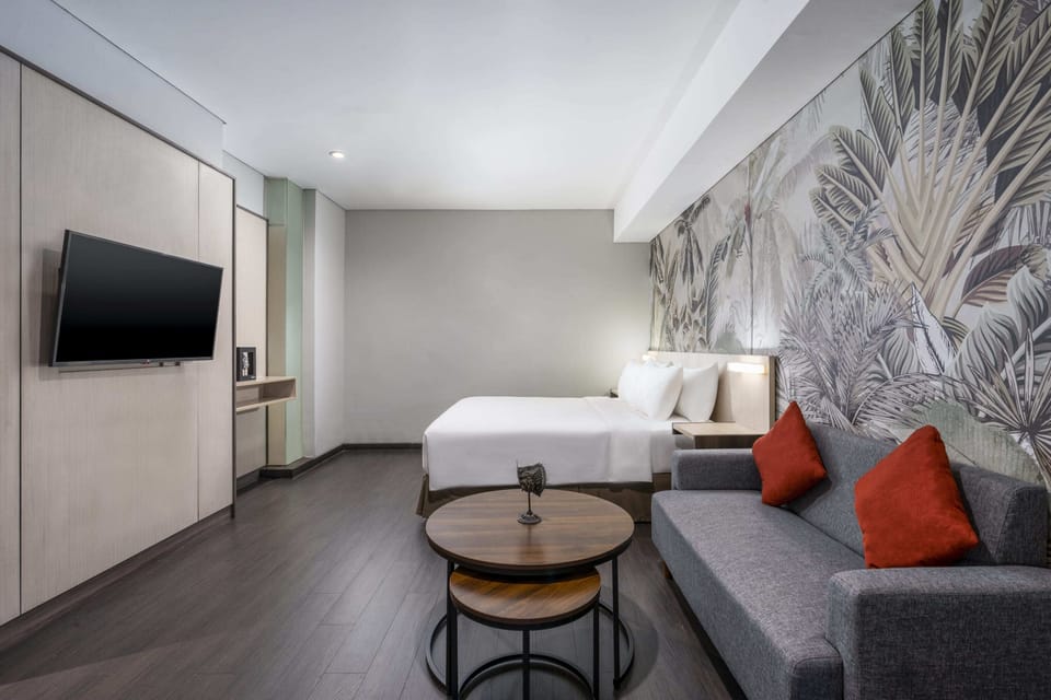 Express Super Queen Room | In-room safe, desk, blackout drapes, soundproofing