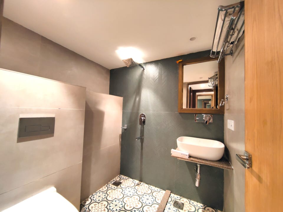 Executive Double Room, Balcony, Valley View | Bathroom | Towels, soap, shampoo, toilet paper