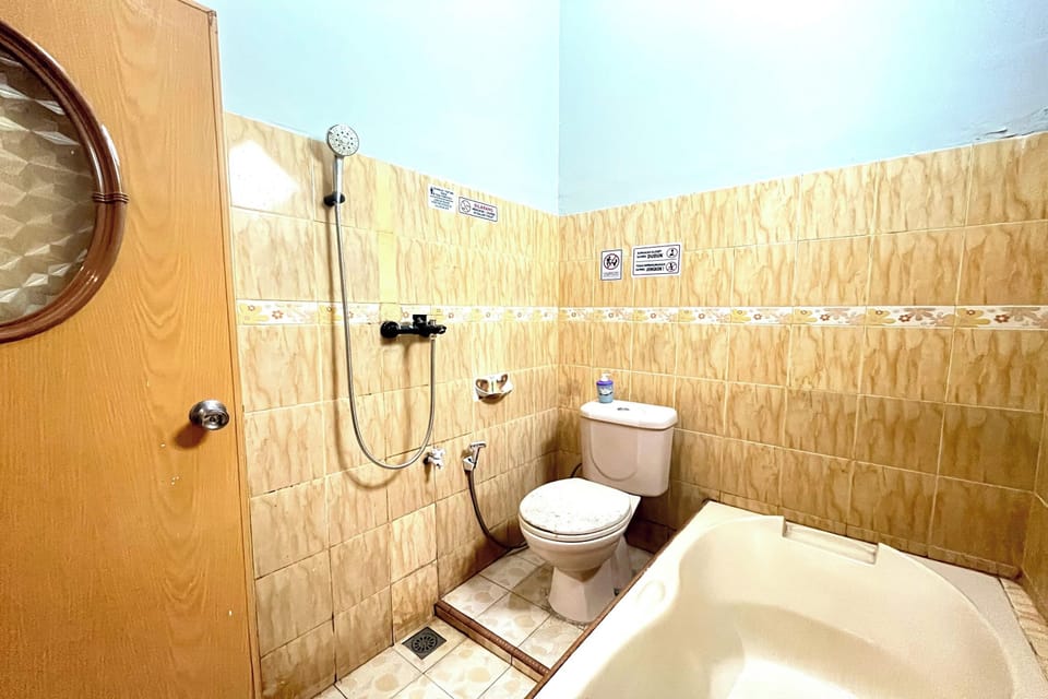 Family Room | Bathroom | Free toiletries, slippers, towels, soap