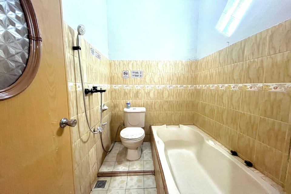 Family Room | Bathroom | Free toiletries, slippers, towels, soap